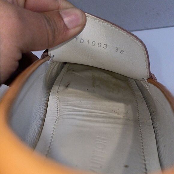 LOUIS VUITTON SUHALI ROSE LOMBOK
DRIVING LOAFER - Picture 14 of 14